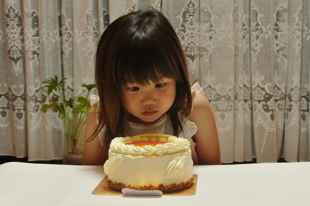 誕生日ケーキと子ども
